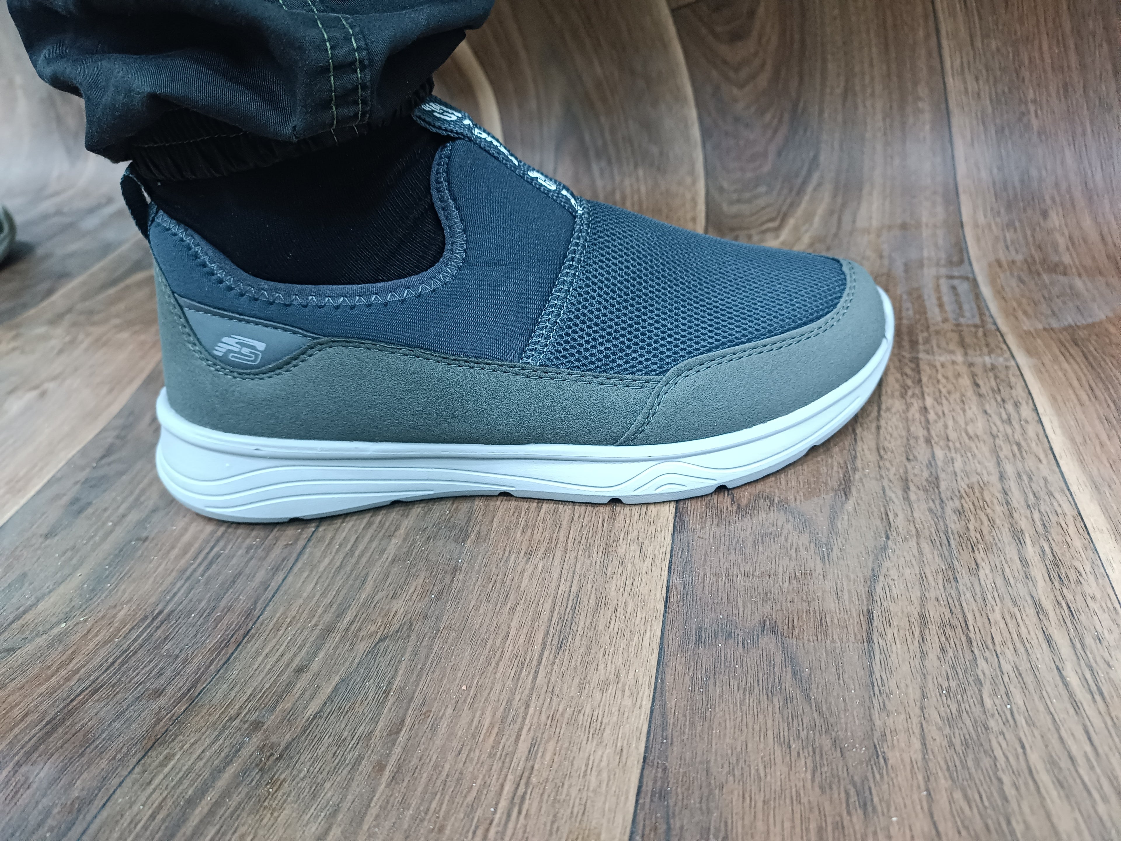 New gris foncé semelle gris